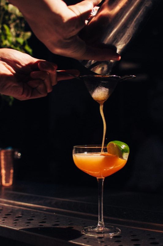 Cocktail την ώρα που σερβίρεται στο μπαρ