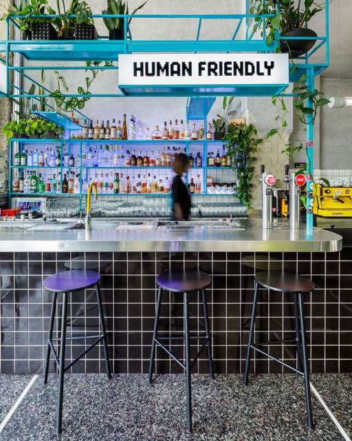 Το μπαρ του Parco με την επιγραφή Human Friendly